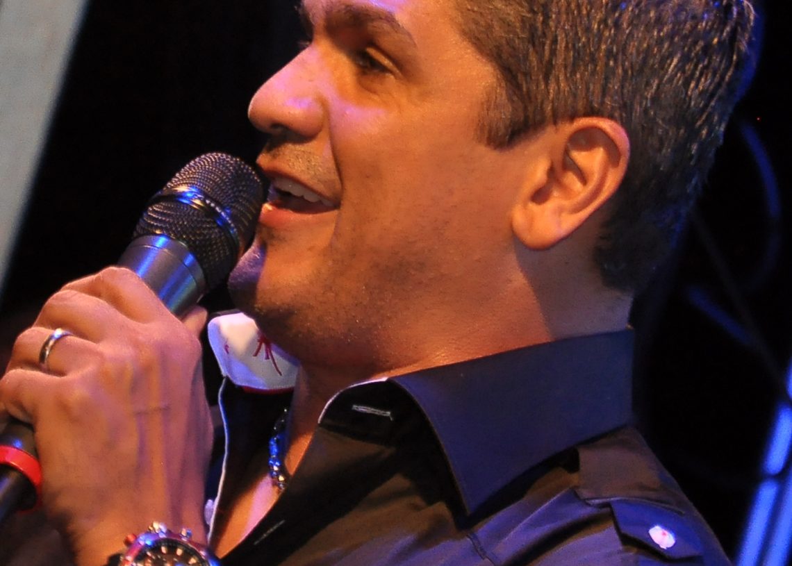 ¡Inesperado concierto en el cielo! Eddy Herrera sorprende a pasajeros en vuelo desde Medellín