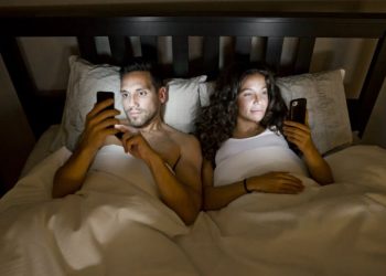 ¡Alerta! El abuso del móvil y redes sociales, causa de divorcios