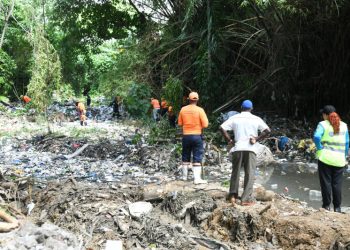 La peor pesadilla: Madre de Yeleidy llora al encontrar a su hija arrastrada por cañada.