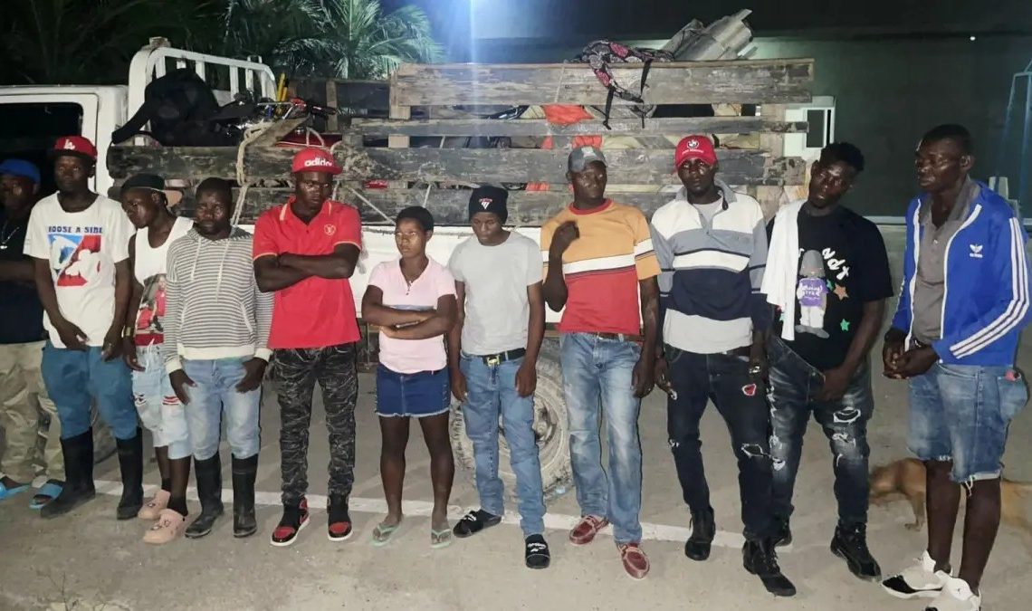 Migracion Detiene Camion con 11 Indocumentados en Duverge Prov. Independencia